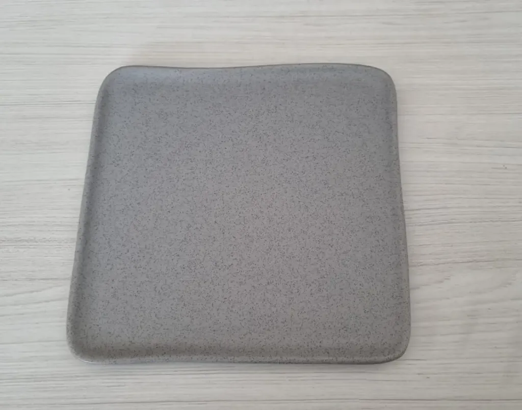 PLATO IRREGULAR GRIS